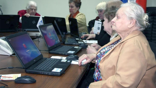 Оренбургских бабушек и дедушек научат пользоваться компьютером 